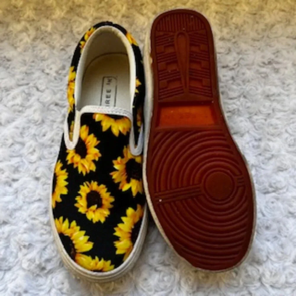 Three In Shoes Slip On Sunflower Canvas Sneakers Loafers Women’s‎ Size 6.5 EUC